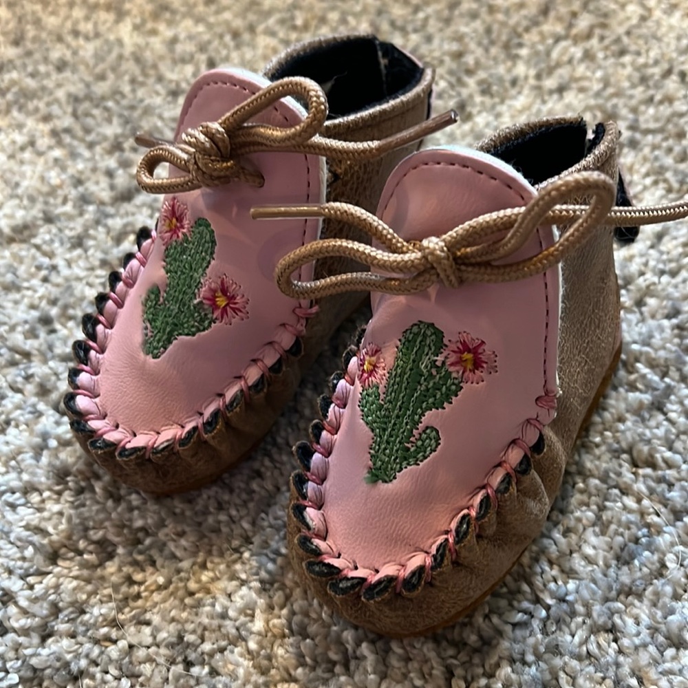 Infant girls pink and brown leather moccasins cactus flower